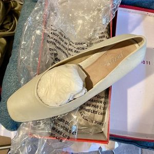 AEROSOLES IN BOX Size 8, this brand is very comfortable.